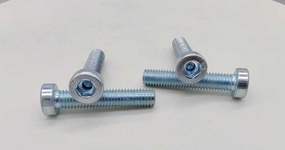 Comment utiliser l'hexagone intérieur Din6912 avec un trou de guide à vis de tête cylindrique courte?