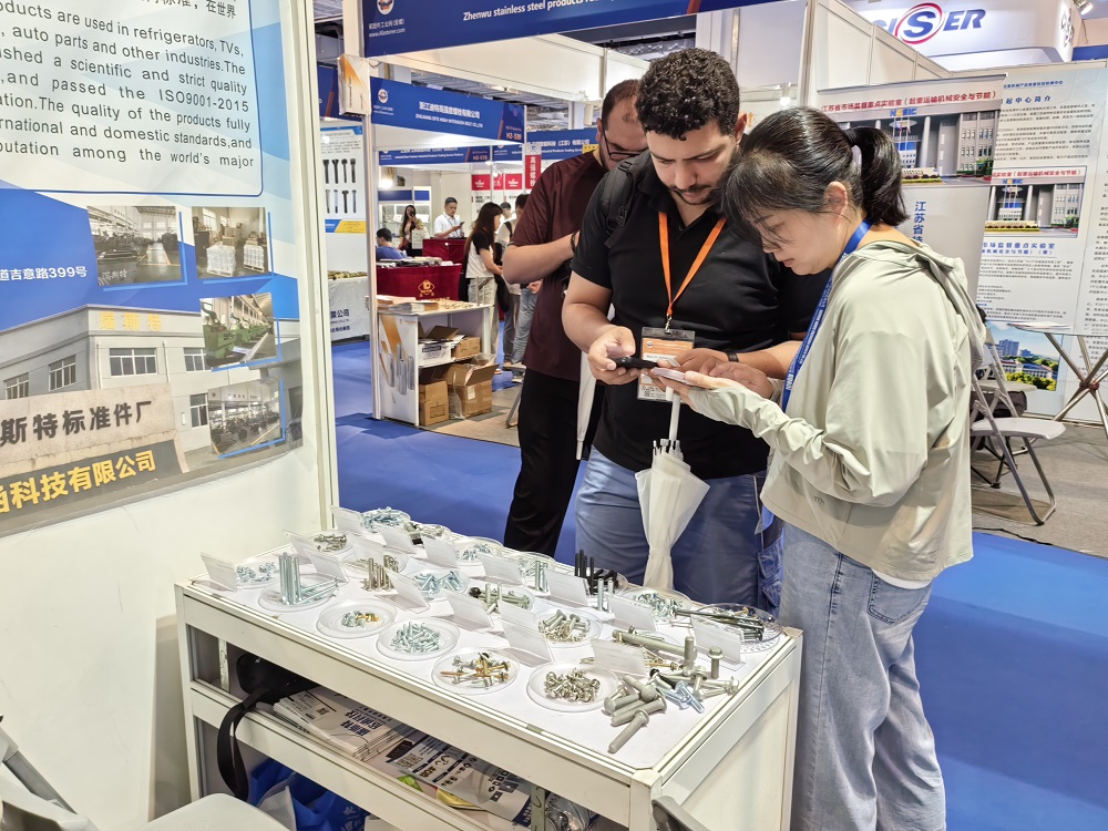 Jiaxing Xinhan Technology a brillé à l'exposition de l'industrie de la fermeture internationale de Shanghai 2025, discutant ensemble de l'avenir de l'industrie.